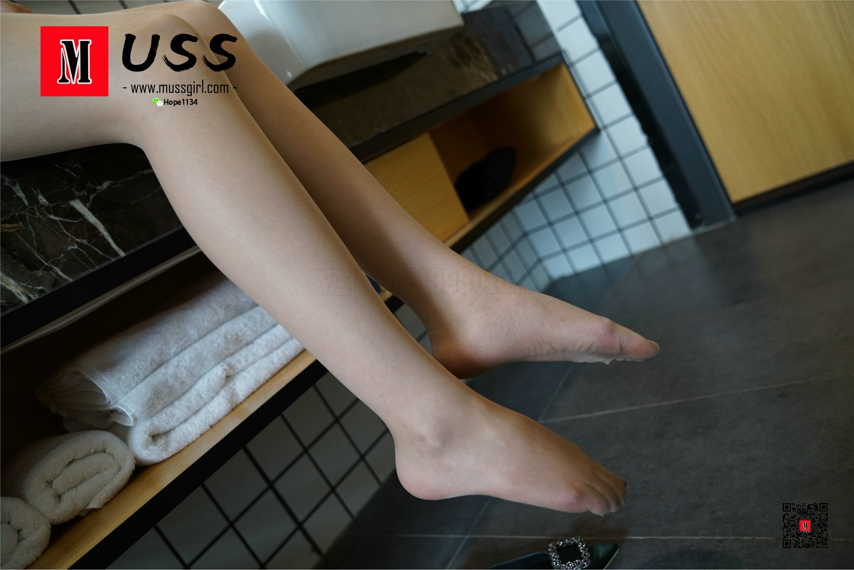 MussGirl慕丝女郎  NO.082 幽默的女生总是喜欢着装与周围的环境格格不入